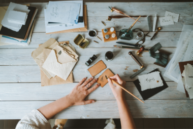 What are some techniques for hand-lettering and calligraphy